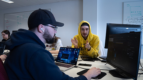 Deux étudiants de la TIM coopérant.
