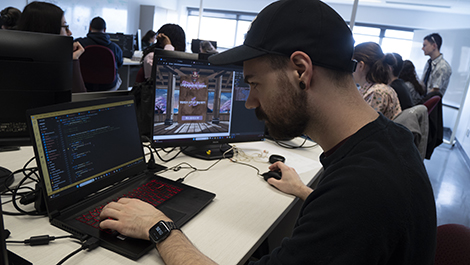 Un étudiant de la TIM travaillant sur un projet